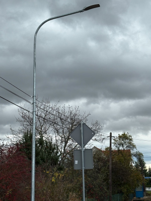 Latarnia uliczna Grid LED słup stalowy 6m wysięgnik łukowy