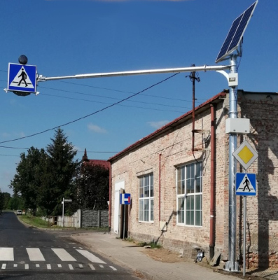Znak aktywny solarny na wysięgniku
