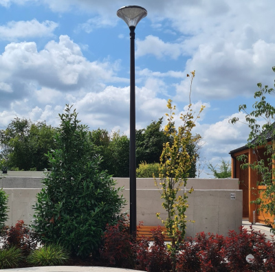 Latarnia solarna uliczna LED 17W panel 25W ze słupem aluminiowym i fundamentem