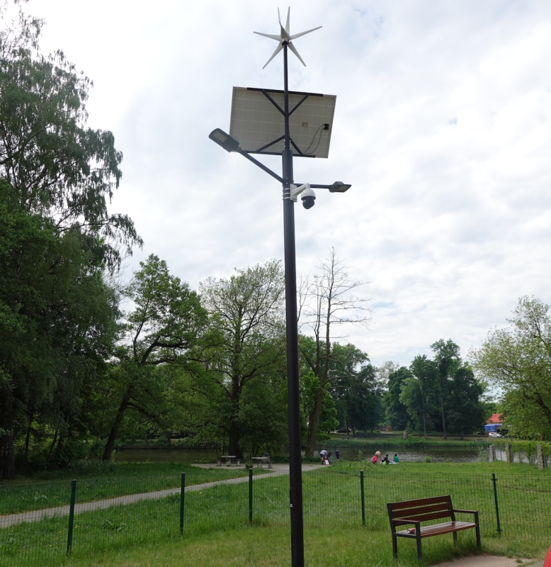 Oświetlenie placu zabaw lampami hybrydowymi w parku Na Młynku w Łodzi