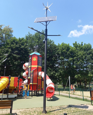 Lampa hybrydowa LED 2x30W / panel 275W / turbina 300W / słup 6m / aku 150Ah